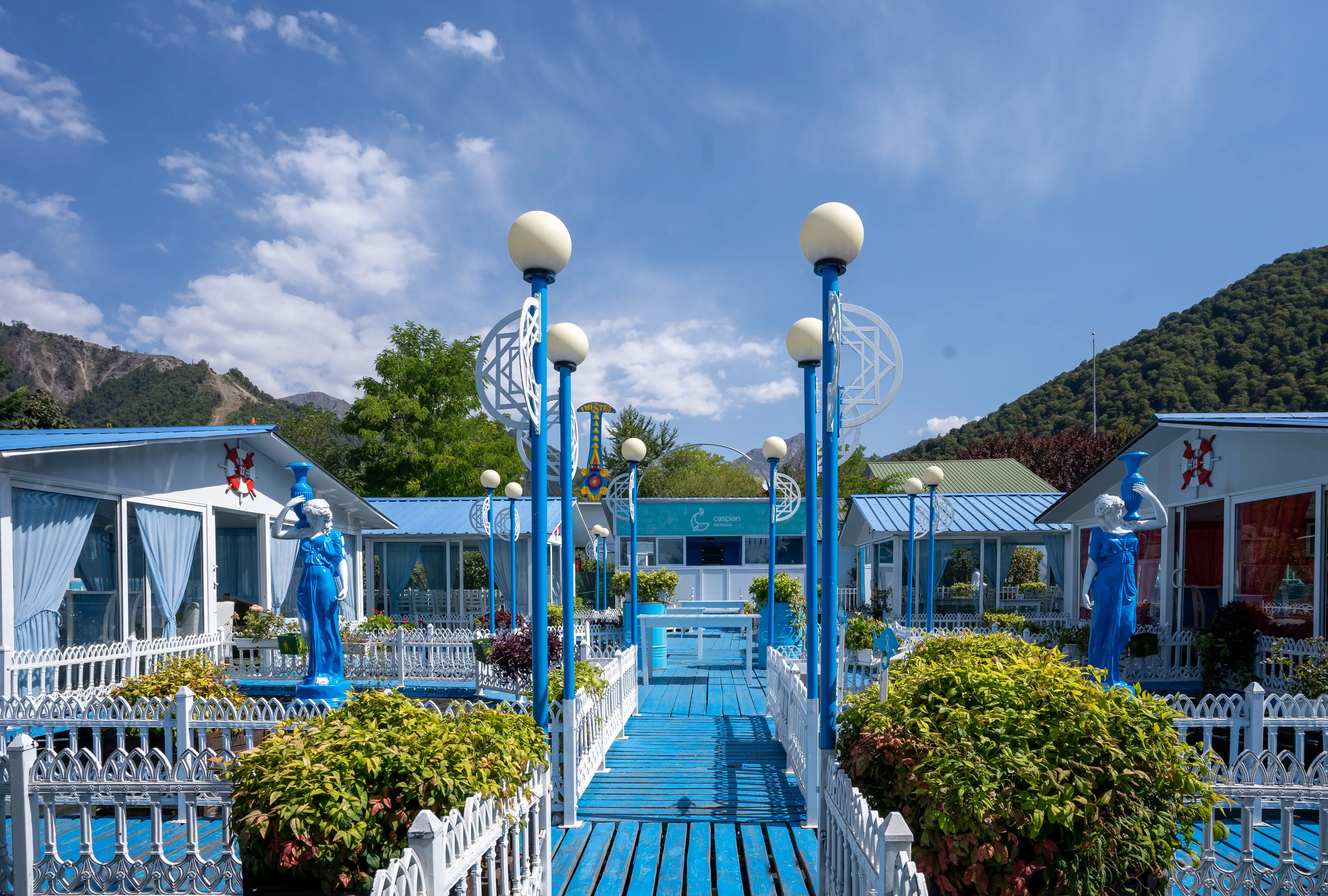 Caspian Fish & Seafood restoranının mavi-ağ rəngli giriş yolu