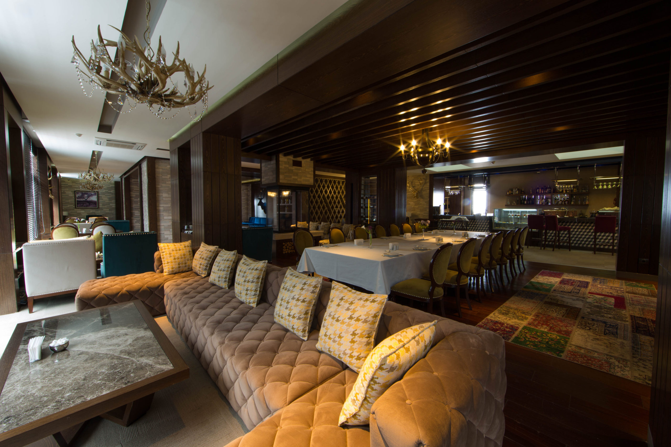 Chalet Steak & Wine House restoranının interyeri