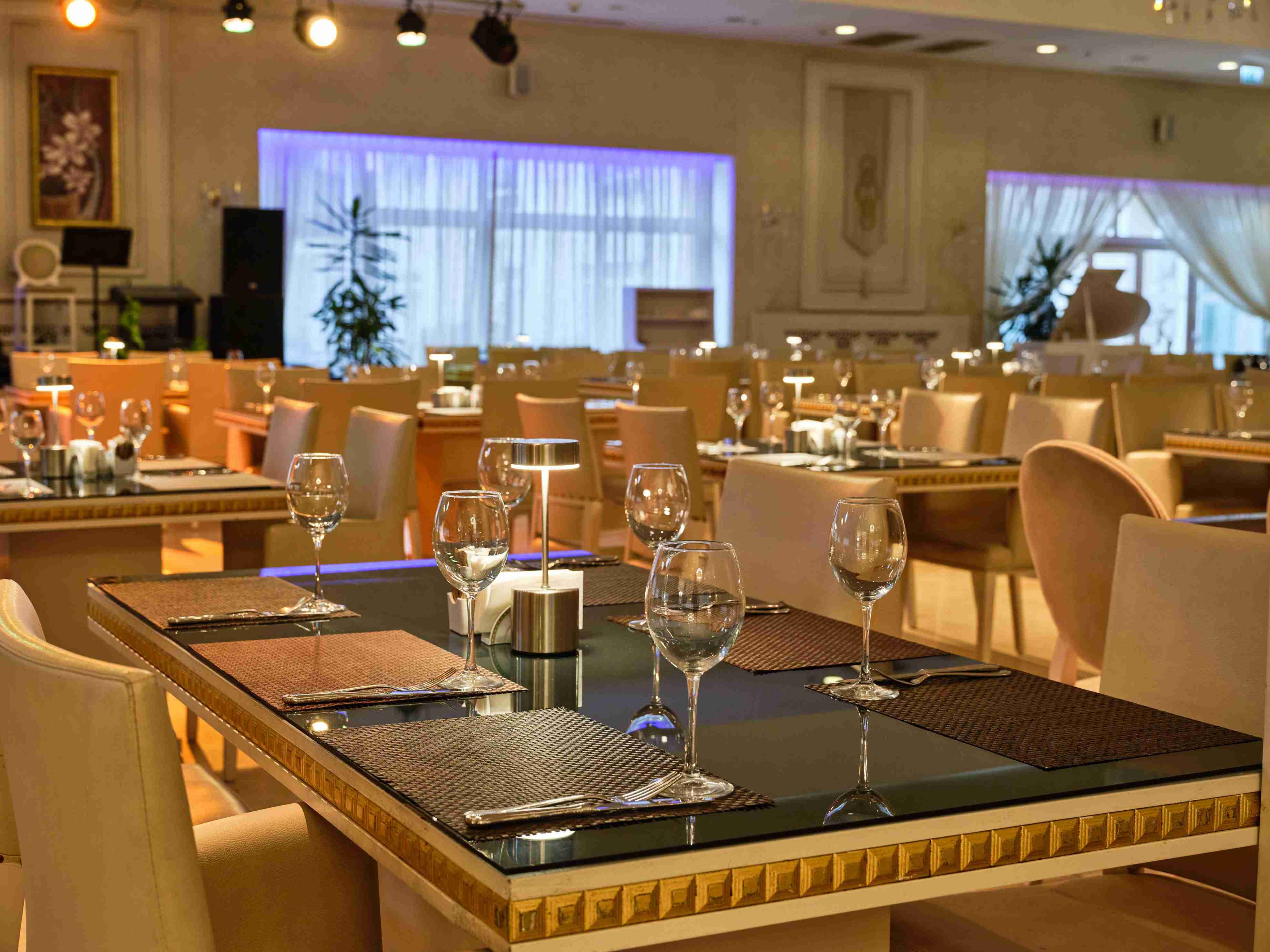 Riverside Hotel-də Gabala Restaurant-ın yemək zalı