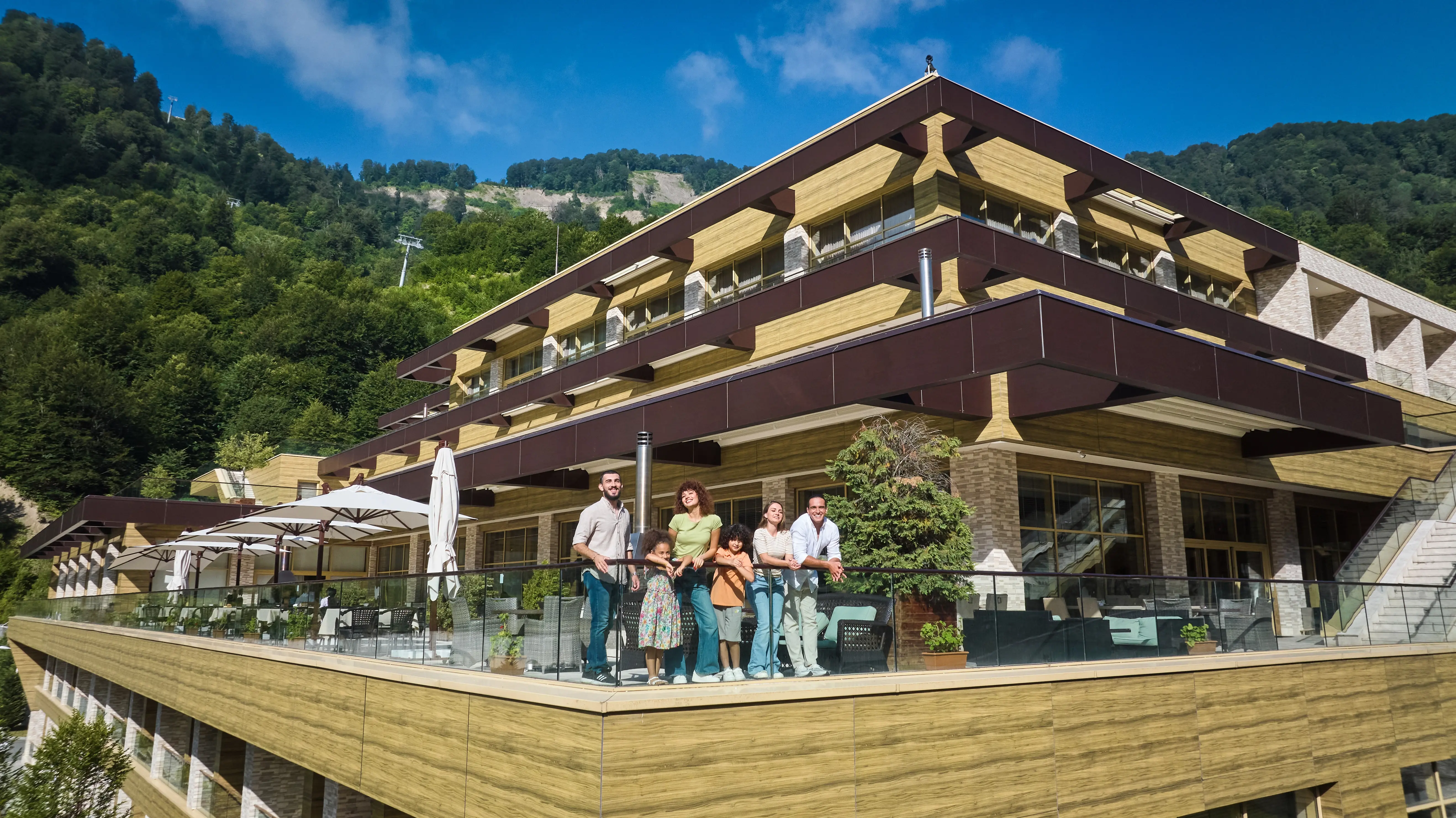 Tufandağ Hotel-in fasadı və Panorama restoranının terrası