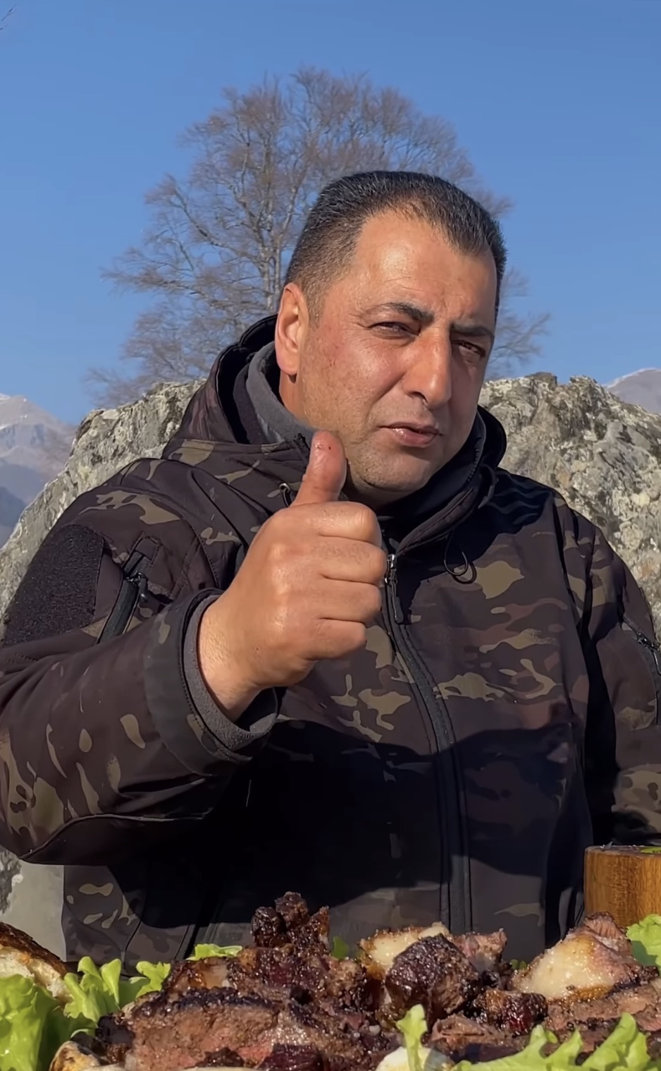 Təvəkkül Aslanov Wilderness Cooking-in açıq hava çəkilişində hazırlanmış yeməyin arxasında